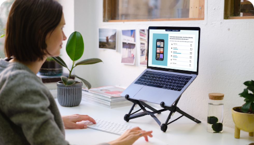 Une personne effectue un sondage en télétravail